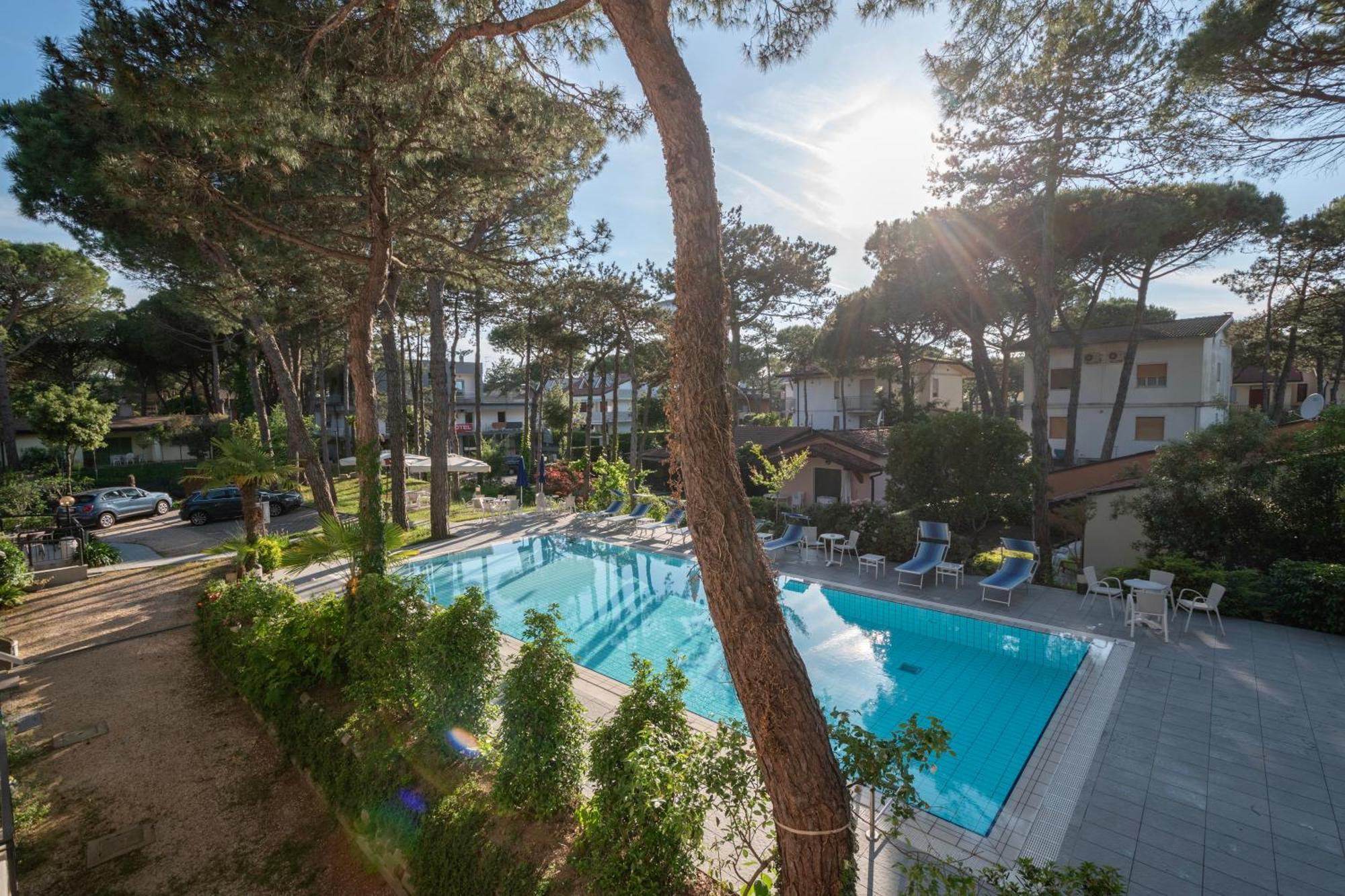 Hotel Caracas Lignano Sabbiadoro Eksteriør bilde