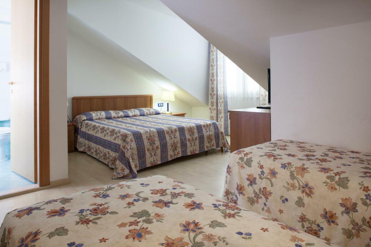 Hotel Caracas Lignano Sabbiadoro Eksteriør bilde